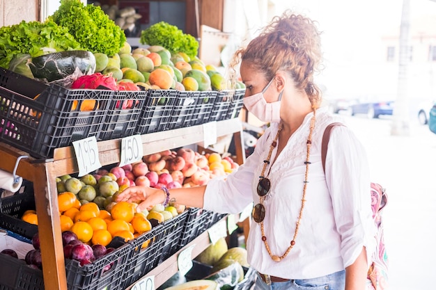 Une femme fait ses courses au supermarché.