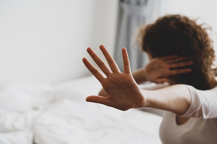 Photo une femme fait un signe d'arrêt à la maison.