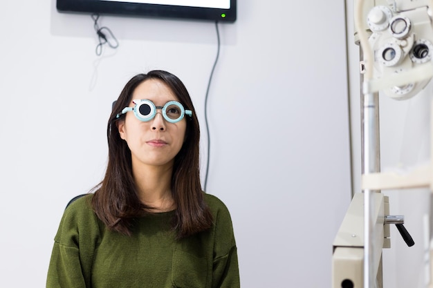 Une femme fait un test oculaire.