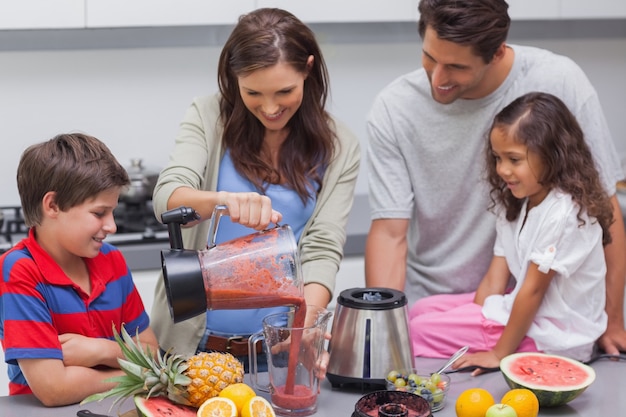 Femme, famille, verser, fruit, mélangeur