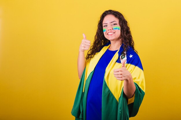 Femme fan de football fan de la coupe du monde du brésil regardant la caméra avec la main sur la photo interactive du menton