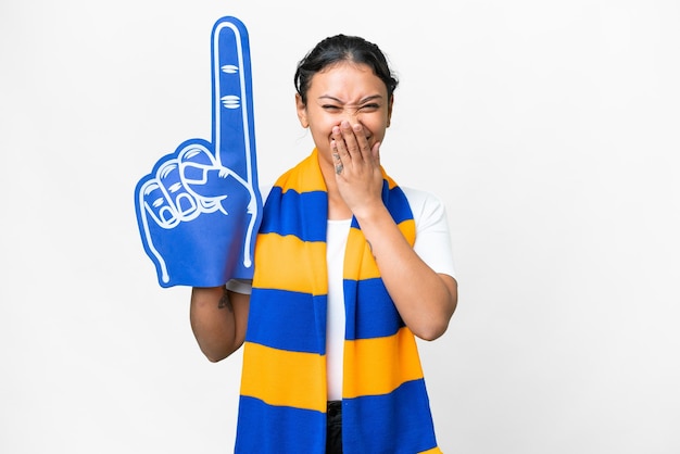 Femme fan de sport sur un fond blanc isolé heureuse et souriante couvrant la bouche avec la main