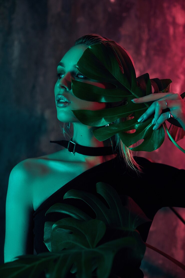 Femme Fashion avec des feuilles tropicales et des néons