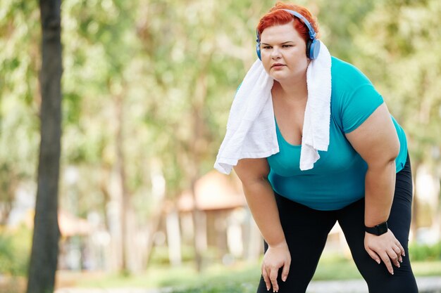 Femme fatiguée après le jogging dans le parc