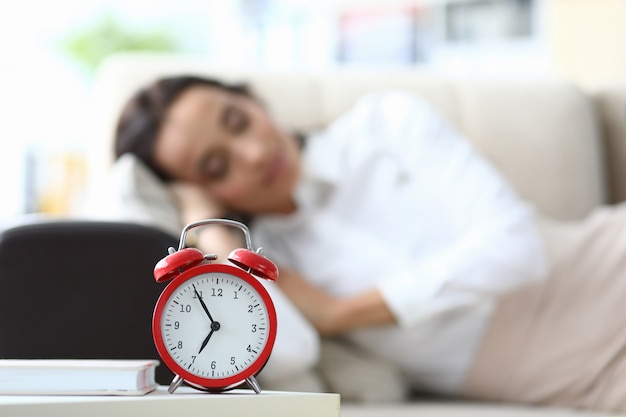 Femme fatiguée après le jour ouvrable est rentrée à la maison