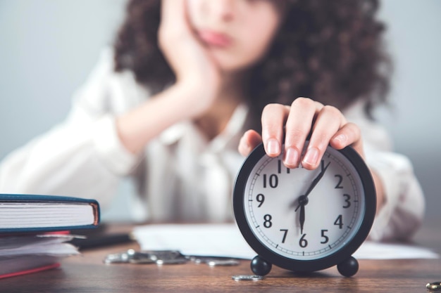 Femme fatiguée au bureau