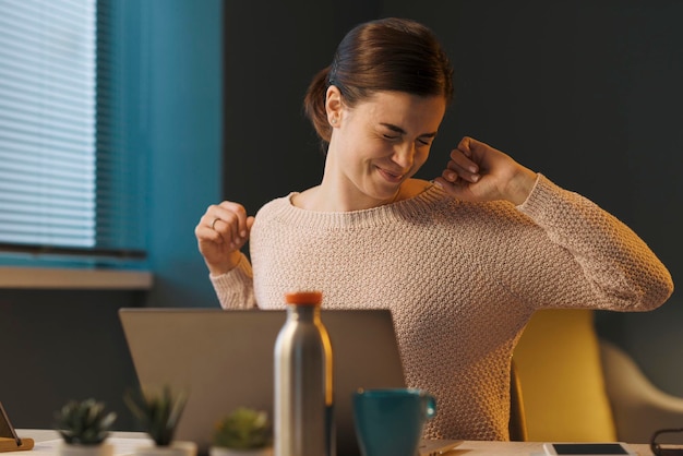 Femme fatiguée étirant ses bras et son dos