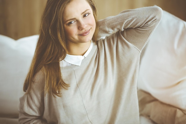 Femme fatiguée massant en frottant le cou endolori raide muscles tendus fatigue due au travail sur ordinateur dans une posture incorrecte. Concept de séjour à la maison pendant la pandémie de coronavirus.