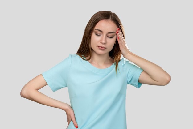 Femme fatiguée souffrant de migraine troublée touchant la tête