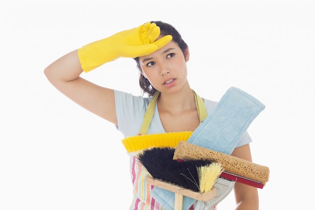 Photo femme fatiguée, tenant des outils de nettoyage