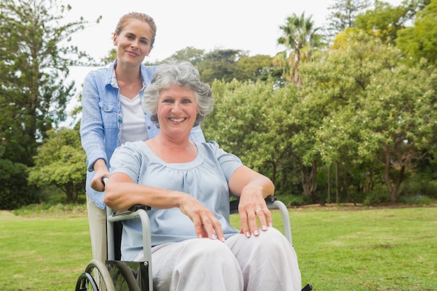 Femme en fauteuil roulant avec sa fille