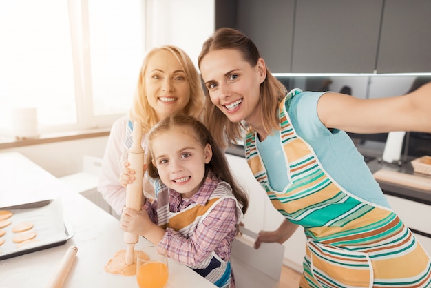 Une femme, une femme âgée et une petite fille se rendent égoïstes.