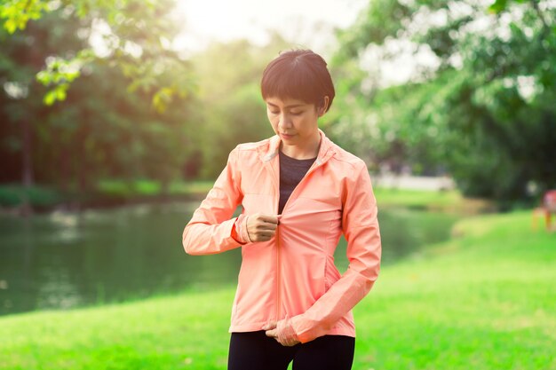 Femme, fermeture éclair, avant, exercice