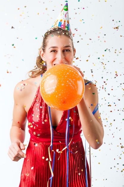 Femme fête anniversaire avec ballon