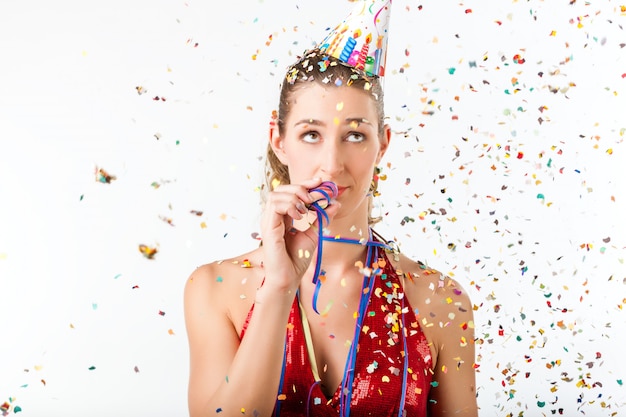 Femme à la fête d'anniversaire ennuyeux avec streamer