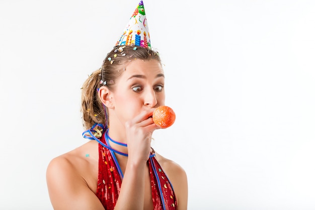 Femme, fête, anniversaire, sauter, ballon