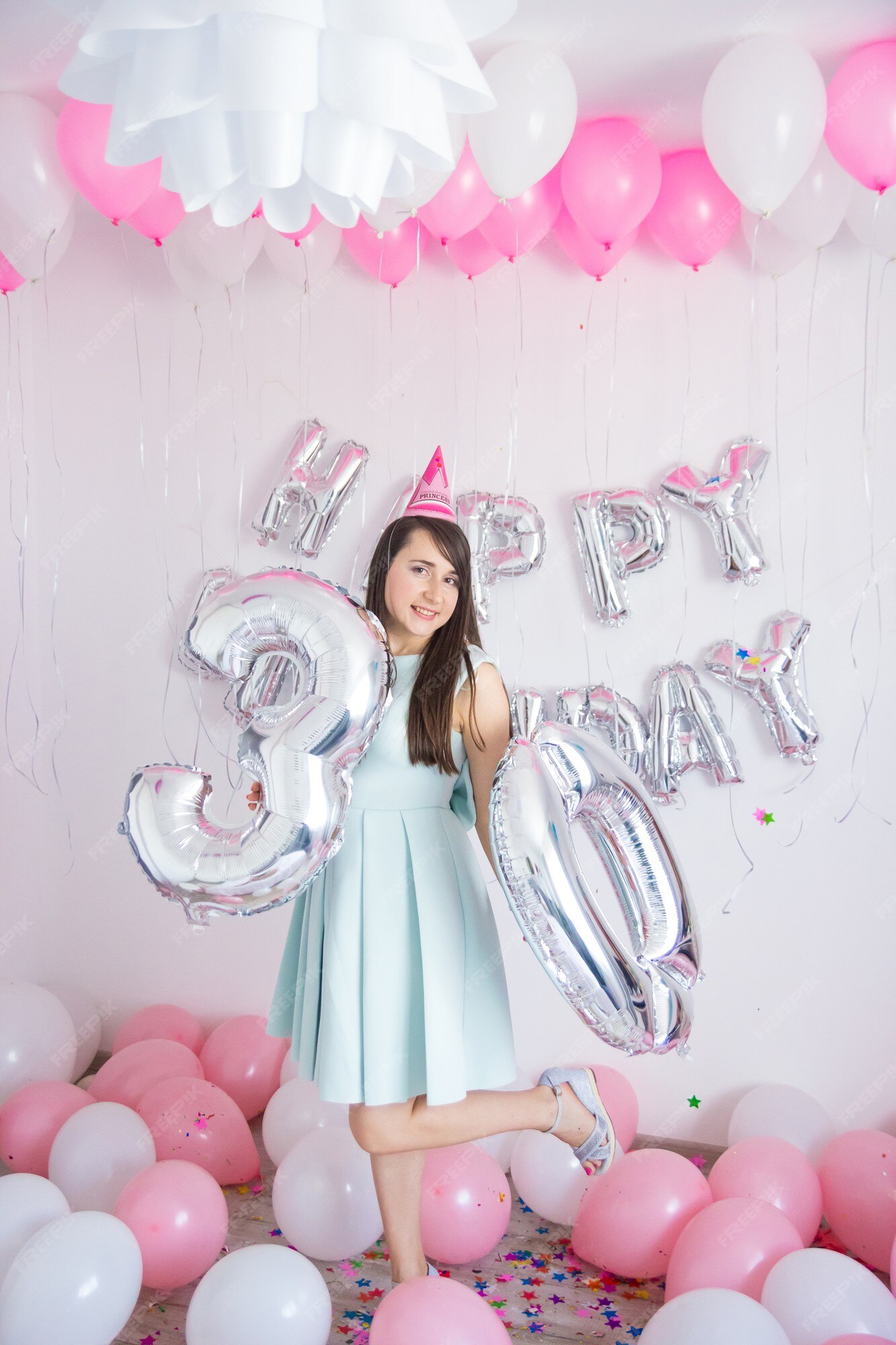 La Femme Fete Ses 30 Ans Decorations D Anniversaire Avec Des Ballons Et Des Confettis De Couleur Blanche Et Rose Pour La Fete Sur Un Fond De Mur Blanc Concept Ballon 30 Ans La Femme Fete Ses 30 Ans Decorations D Anniversaire Avec Des Ballons Et Des Confettis De Couleur Blanche Et Rose Pour La Fete Sur Un Fond De Mur Blanc Concept Ballon 30 Ans