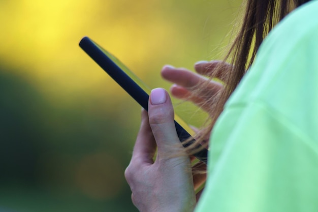 Femme feuilletez les images sur votre téléphone avec les doigts Focus sélectif Copier l'espace