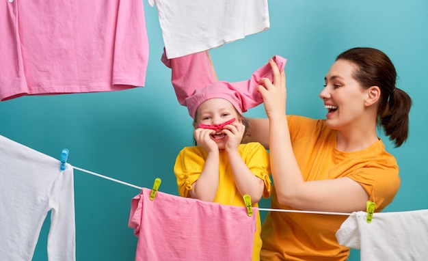 Femme et fille accrochant des vêtements sur une corde