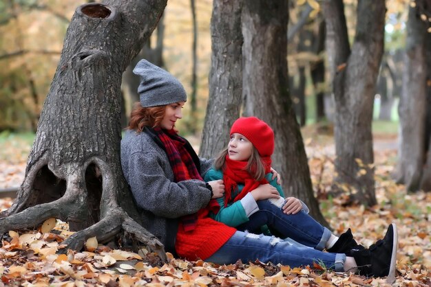 Femme et fille automne en plein air