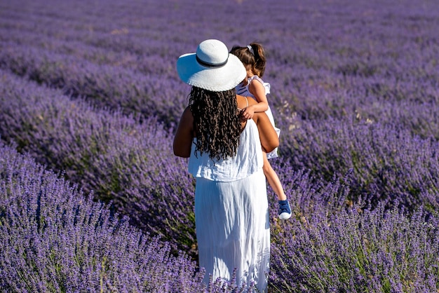 Femme et fille dans un champ de fleurs de lavande