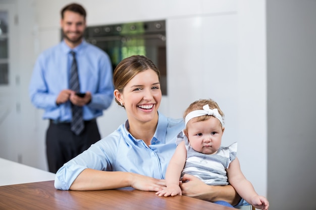 Femme, à, fille, debout, homme