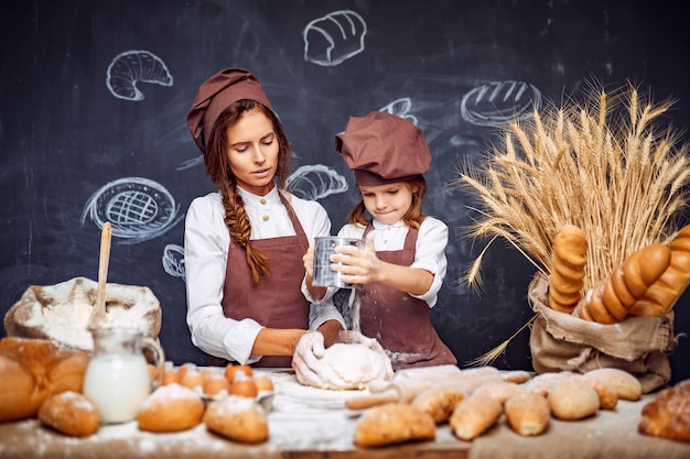 Femme et fille faisant des pâtisseries ensemble