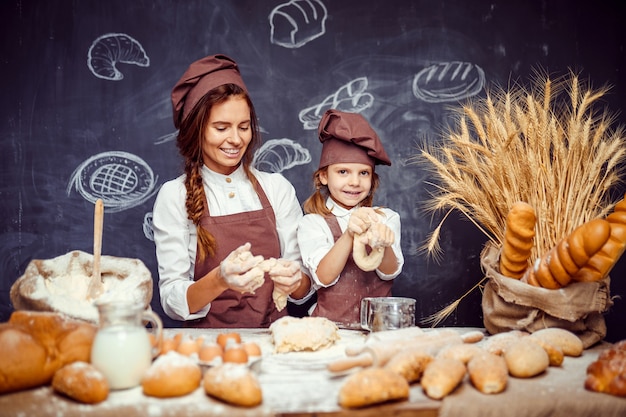 Photo femme et fille faisant des pâtisseries ensemble