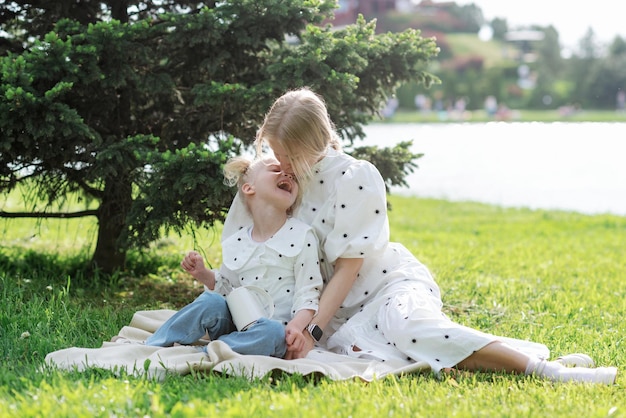 Femme avec une fille handicapée dans le parc d'été