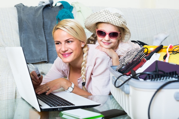 Femme avec une fille, planifier des vacances