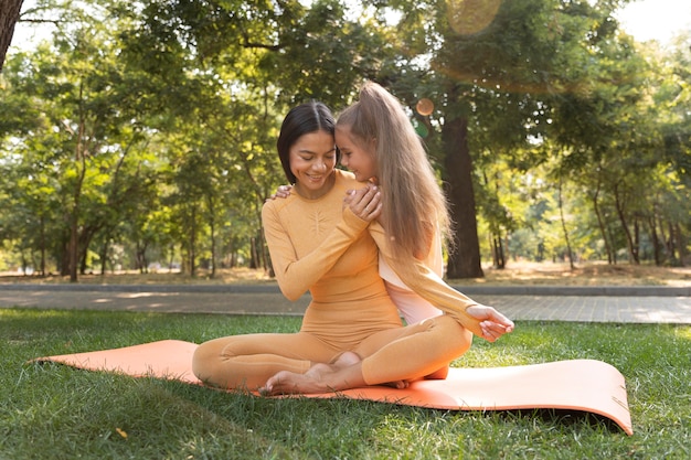 Femme et fille pleine de smiley à l'extérieur