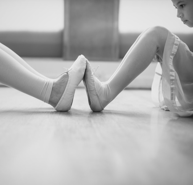 Femme et fille pratiquant le ballet