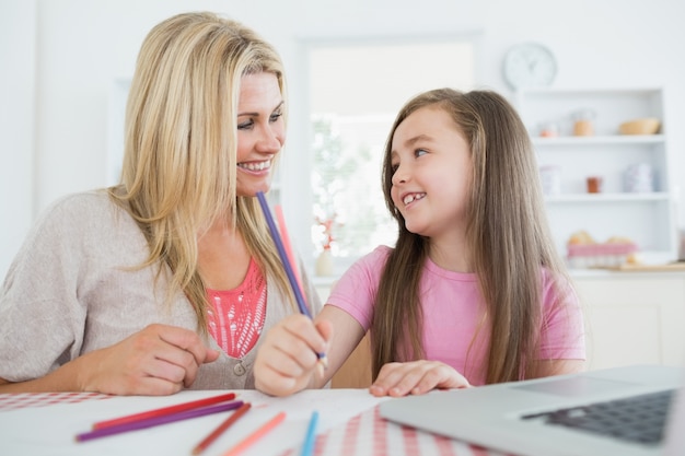 Femme et fille souriant les uns aux autres et dessin