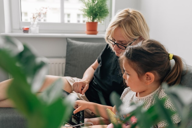 Photo femme et fille utilisant une tablette numérique à la maison