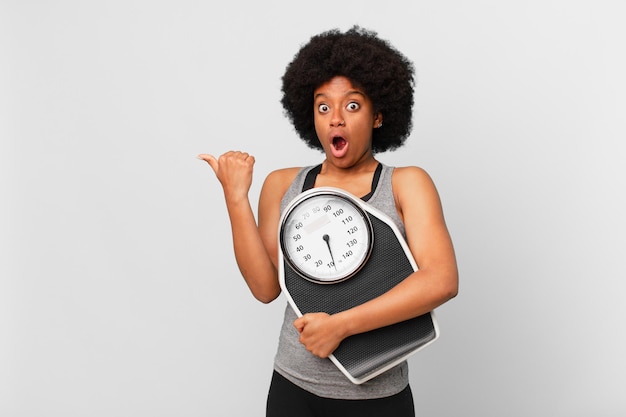 Femme de fitness afro noire avec une balance ou une balance