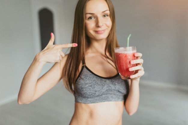 Femme de fitness, boire du jus de fruits