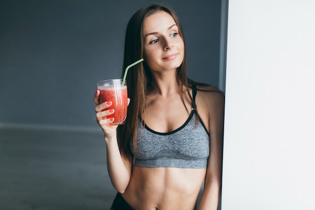 Femme de fitness, boire du jus de fruits