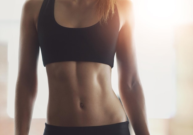 Femme de fitness ou corps d'athlète avec abdominaux pour l'exercice santé ou entraînement de force en vêtements d'activité pour le gymnase Femme mince soutien-gorge sportif ou fille tonifiée prête à l'entraînement Estomac rapproché ou bien-être