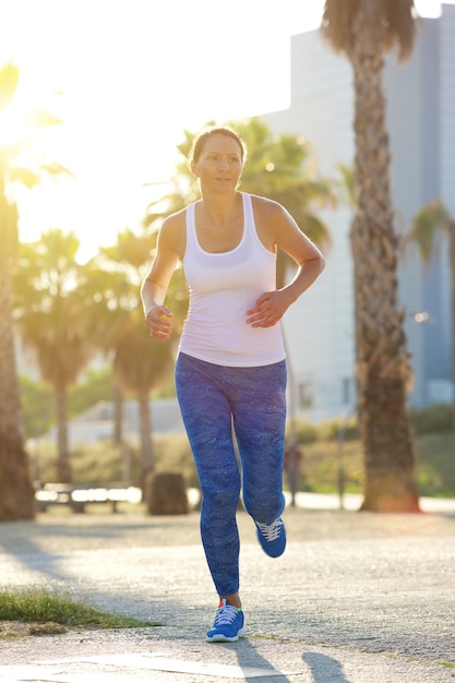 Femme de fitness en cours d&#39;exécution