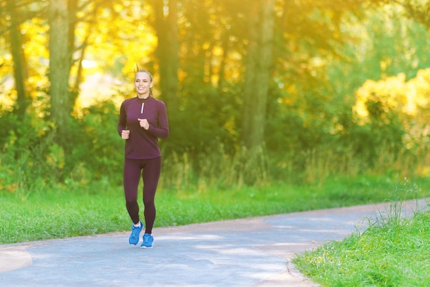 Femme de fitness en cours d&#39;exécution