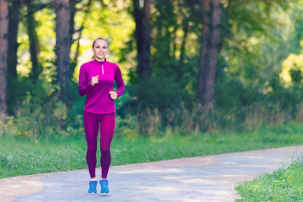 Femme de fitness en cours d&#39;exécution