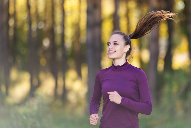 Femme de fitness en cours d&#39;exécution