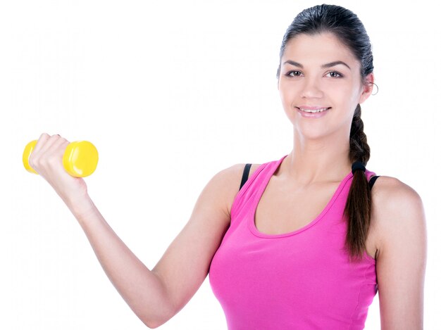 Femme fitness avec haltères.