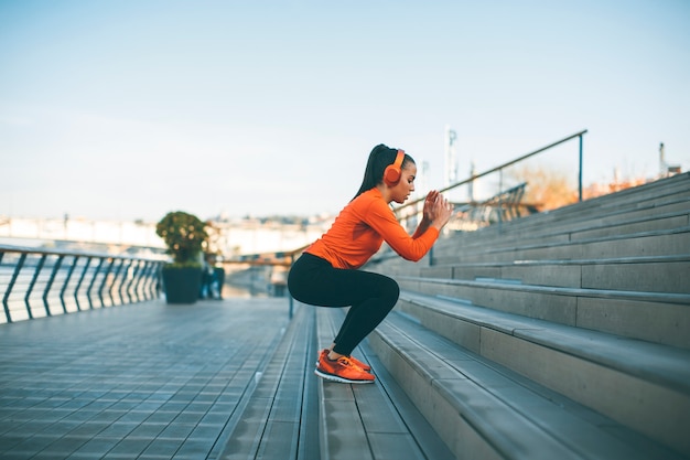 Femme de fitness saut en plein air