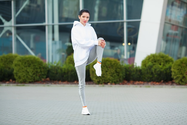 Femme fitness, séance entraînement, debout, dans, a, stade