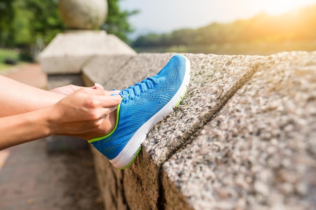 Femme fixant le lacet de chaussures