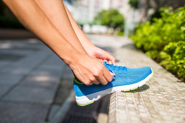 Femme fixant le lacet de chaussures