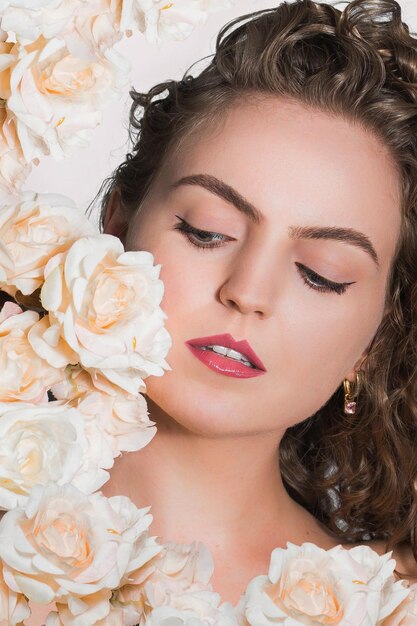 Photo une femme avec une fleur dans les cheveux