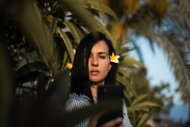 Femme et fleur dans son oreille