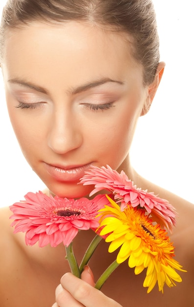 Femme avec fleur de gerber isolé sur fond blanc